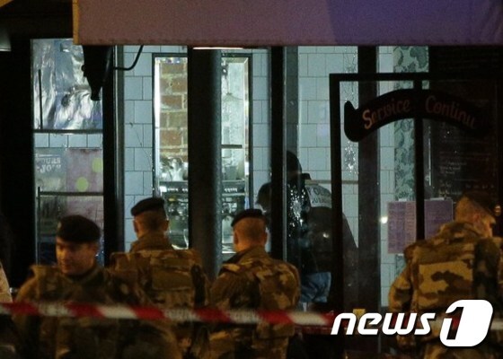 13일 테러 공격이 발생한 샤론가의 '라 벨 레큅' 레스토랑에 프랑스 병력이 배치됐다. © AFP=뉴스1