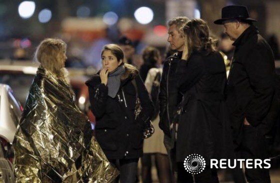 13일(현지시간) 프랑스 파리 도심에서 일어난 연쇄 테러 공격으로 인해 시민들이 공포에 질려 있다. © 로이터=뉴스1