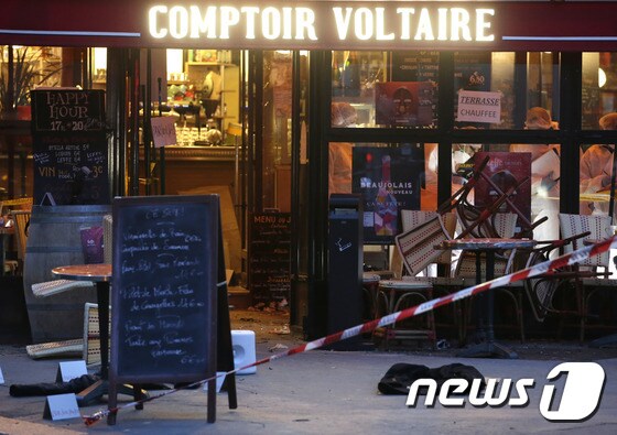 프랑스 경찰들이 14일(현지시간) 테러가 발생한 현장에서 조사를 벌이고 있다. © AFP=뉴스1