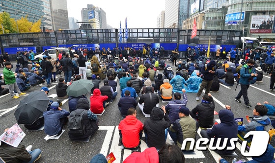 지난달 14일 열린 1차 민중총궐기 투쟁대회 당시 세종대로의 모습. /뉴스1 © News1 신웅수 기자