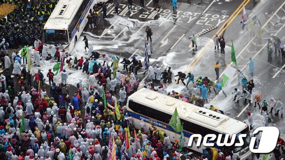 지난 14일 오후 서울 세종대로에서 열린 민중총궐기대회에서 참가자들이 경찰버스를 끌어내고 있다. /뉴스1 © News1 김명섭 기자