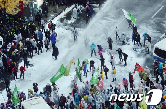 지난해 11월14일 오후 서울 세종대로에서 열린 민중총궐기대회에서 참가자들이 경찰버스를 끌어내고 있다. /뉴스1 © News1 김명섭 기자