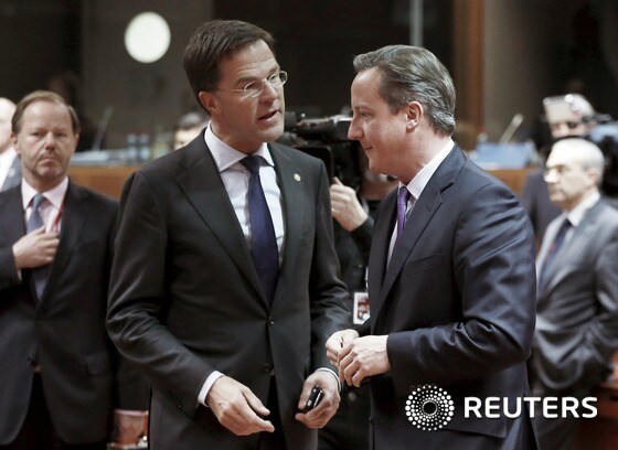 지난 10월15일 벨기에 브뤼셀 유럽연합(EU) 정상회의에 참석한 마르크 뤼터 네덜란드 총리(왼쪽)과 데이비드 캐머런 독일 총리. © 로이터=뉴스1