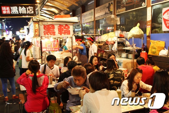 외식문화가 발달한 타이완은 야시장에서 저녁을 대신하는 사람들이 많다. 2015.11.17 뉴스1 트래블 © News1 travel 조용식 기자