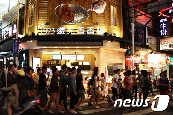 타이중 펑자 야시장을 찾은 현지인들이 닭튀김으로 유명한 상점을 지나고 있다. 2015.11.17 뉴스1 트래블 © News1 travel 조용식 기자