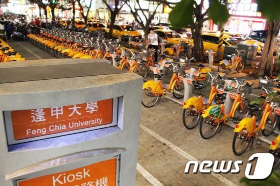 펑자 야시장에 있는 타이중 공공자전거 'i U Bike'. 대학가 주변이라 많은 수의 공공자전거가 비치되어 있다. 2015.11.17 뉴스1 트래블 © News1 travel 조용식 기자