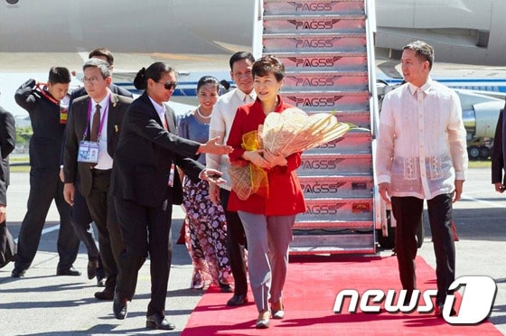 박근혜 대통령이 17일 APEC정상회의에 참석하기 위해 마닐라 아키노 국제공항에 도착, 환영객들에게 꽃다발은 받고 있다. (청와대 페이스북) 2015.11.17/뉴스1