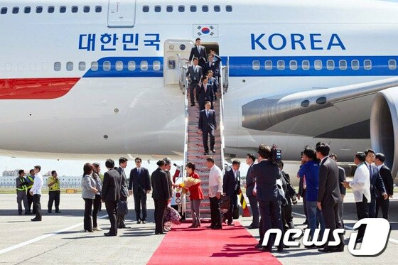 박근혜 대통령이 17일 APEC정상회의에 참석하기 위해 마닐라 아키노 국제공항에 도착, 환영객들에게 꽃다발을 받고 있다. (청와대 페이스북) 2015.11.17/뉴스1