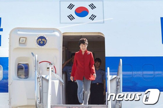 박근혜 대통령이 17일 APEC정상회의에 참석하기 위해 마닐라 아키노 국제공항에 도착, 전용기에서 내리고 있다. (청와대 페이스북) 2015.11.17/뉴스1
