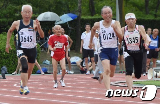 육상 경기에 참가한 일본 노인들.(자료사진) © AFP=뉴스1
