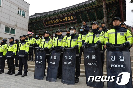 한상균 민주노총 위원장이 은신한 조계사에서 지난 19일 경찰이 경계근무를 서는 모습.  2015.11.19/뉴스1 © News1 구윤성 기자
