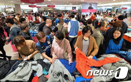 'K-세일데이'가 시작된 지난달 20일, 서울 중구 소공동 롯데백화점 본점이 할인된 가격으로 제품을 사려는 인파로 붐비고 있다.  © News1 구윤성 기자