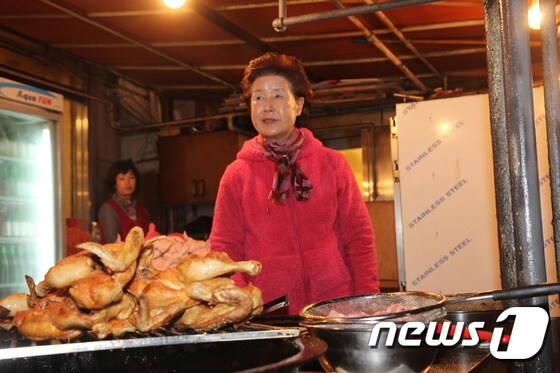 수원 매향통닭 고병희 사장이 닭을 튀기고 있다. © News1 권혁민 기자