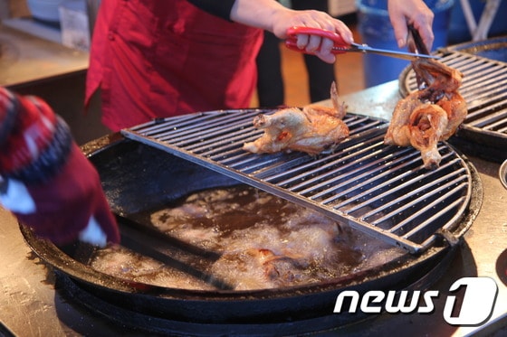 통닭거리의 터줏대감인 매향통닭 가마솥에서 닭이 튀겨지고 있다. © News1