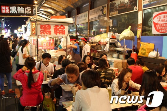 야시장에서 간편하게 저녁을 해결하는 대만 사람들의 모습. © News1  