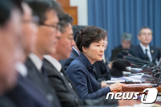 박근혜 대통령이 24일 오전 청와대 세종실에서 '제51회 국무회의'를 주재하고 있다.(청와대 제공) 2015.11.24/뉴스1 © News1 이광호 기자