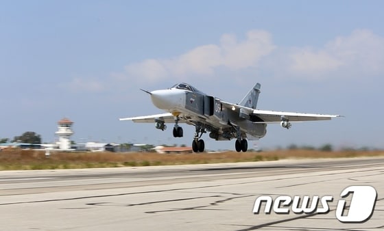 러시아 전투기 수호이-24가 시리아 라타키아 기지를 출발하고 있다. ©AFP=뉴스1