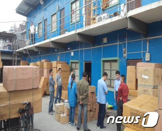 중국 공안들이 자동차 모조부품 보관창고를 단속하고 있는 모습.  © News1