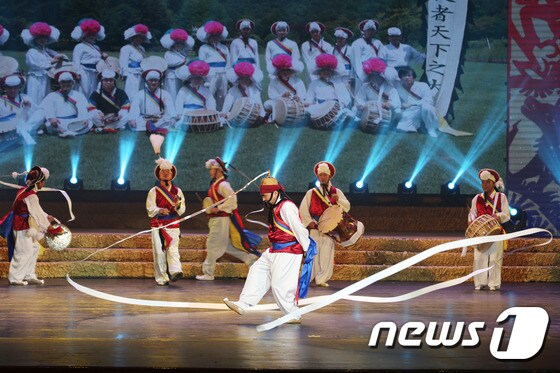지난 6월 중국 칭다오에서 열린 무형문화유산 공연행사에 참가한 청주농악대.  © News1