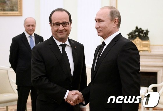 26일(현지시간) 모스크바를 방문한 프랑수아 올랑드 프랑스 대통령(왼쪽)이 블라디미르 푸틴 러시아 대통령과 악수하고 있다.© AFP=뉴스1