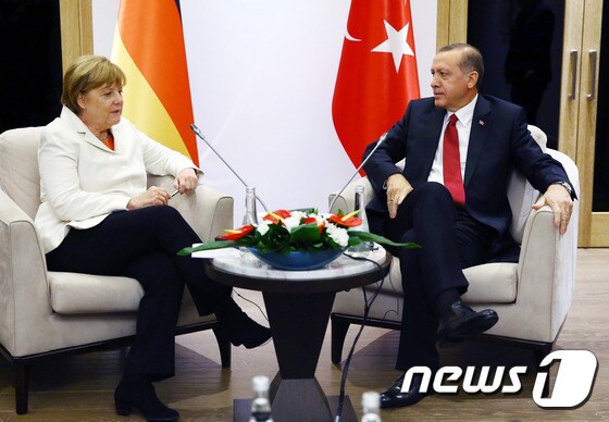 앙겔라 메르켈 독일 총리(왼쪽)와 레제프 타이이프 에르도안 터키 대통령.© AFP=뉴스1