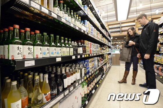 서울시내 백화점 식품매장에 소주가 진열돼 있는 모습. /뉴스1 © News1 안은나 기자