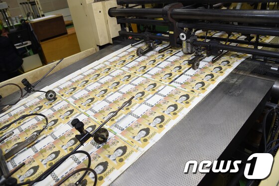한국조폐공사 화폐본부 지폐공장에서 5만원권이 생산되는 모습.© News1