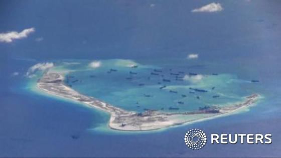 중국 함선이 영유권분쟁을 겪고 있는 남중국해 미스치프 환초 주변을 맴돌고 있는 모습.© 로이터=뉴스1