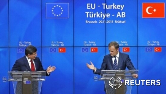 아흐메드 다부토울루 터키 총리(왼쪽)와 도날드 투스크 유럽연합(EU) 정상회의 상임의장 ©로이터=News1