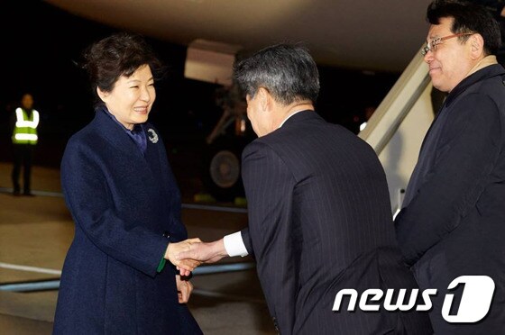 박근혜 대통령이 30일 프랑스 파리에서 열리는 기후변화 정상회의(COP21)에 참석하기 위해 오를리 공항에 도착, 환영객과 인사를 나누고 있다. (청와대) 2015.11.30/뉴스1 © News1 이광호 기자