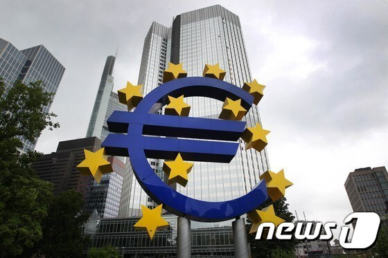 ECB 과거 본부 앞 로고 © AFP=News1
