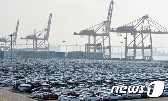 경기도 평택항 동부두 수출 야적장에 자동차들이 줄지어 서 있다. /뉴스1 © News1 이재명 기자