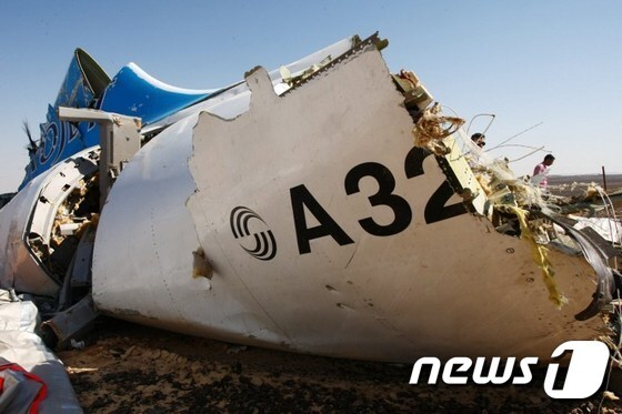 이집트 시나이반도에 추락한 코갈림아비아 여객기 7K9268편의 잔해.© AFP=뉴스1