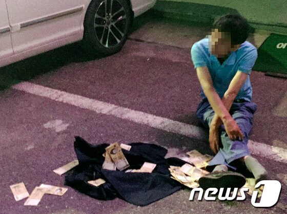 만취해 돈을 길바닥에 뿌린 한 남성./© News1