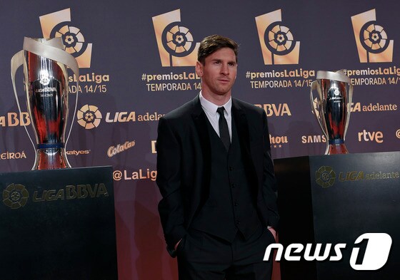 바르셀로나의 공격수 리오넬 메시(28)가 1일 열린 스페인 프로축구연맹 갈라 어워드에서 최우수 선수와 최고의 공격수 부문을 수상했다. © AFP=News1