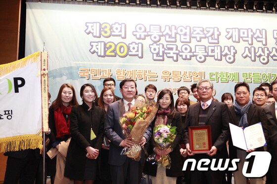 지난 2015년 12월제20회 한국유통대상 시상식에서 허태수 회장이 직원들과 함께 기념 사진을 촬영하고 있다. © News1