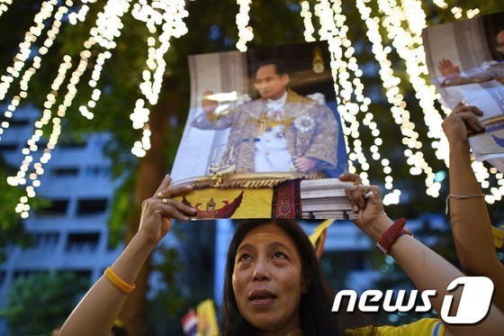 지난 5일 88세 생일을 맞은 푸미폰 아둔야뎃 국왕의 생일 축하하는 태국 주민들.© AFP=뉴스1