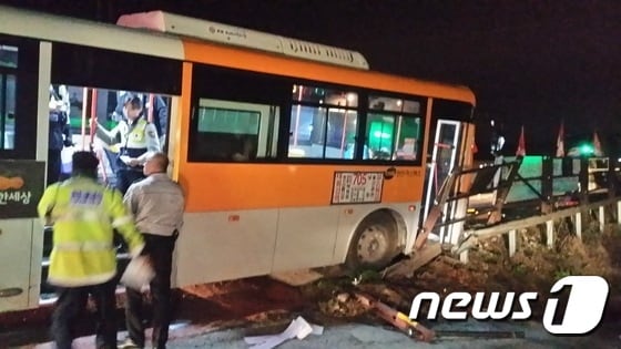 13일 오전 5시59분께 울산 울주군 온양읍 동천1교 앞 도로에서 신호 대기중이던 705번 버스를 뒤따라오던 탱크로리 차량이 추돌했다.© News1