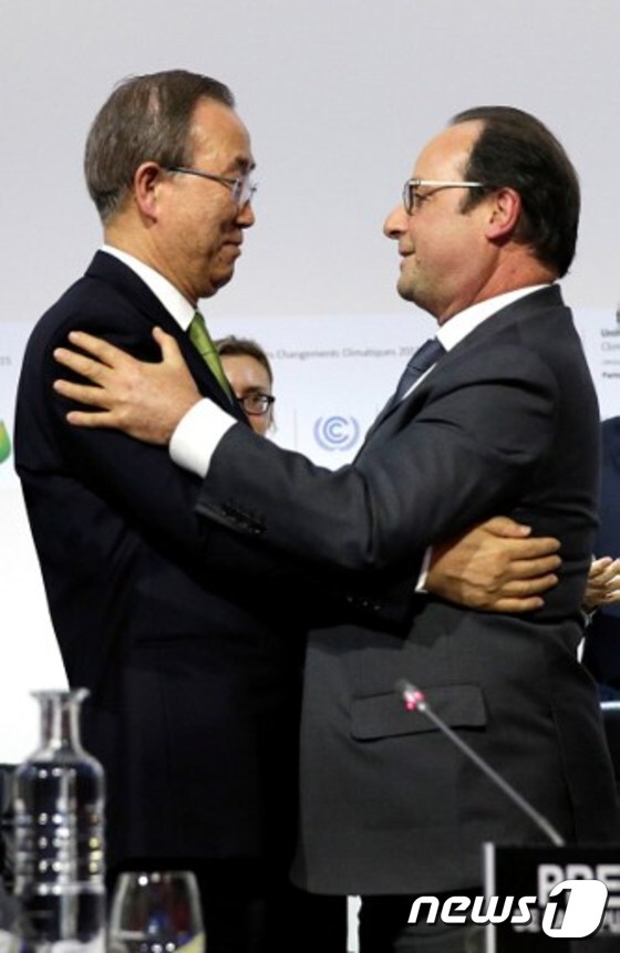 반기문 유엔사무총장(좌)와 프랑수아 올랑드 프랑스 대통령이 파리 기후변화협약 합의 후 기쁨을 나누고 있다©AFP= News1