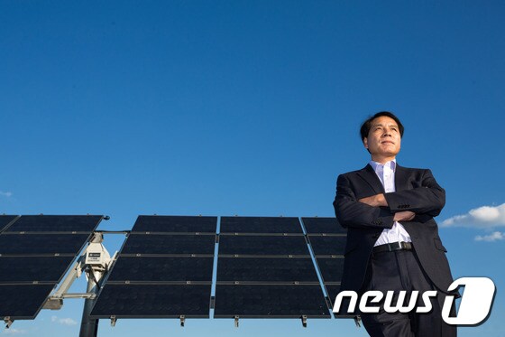 석상일 UNIST 특훈교수가 UNIST 옥상에 설치된 태양전지를 둘러보며 후속연구를 고민 중이다.© News1