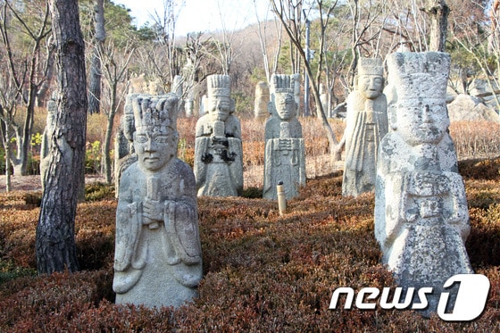 북악산의 자연경관과 우리 옛 돌조각이 조화를 이루고 있는 돌의 정원의 모습. © News1 조용식 기자