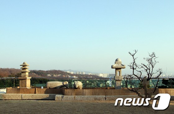 서울 시내를 조망할 수 있는 야외전시관은 관람객들의 휴식과 쉼을 위한 공간이다. © News1 조용식 기자