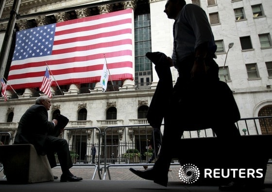 미국 뉴욕 증권거래소 앞을 출근하는 시민들이 지나가는 모습이 보인다. 연준의 공개시장위원회 (FOMC)는 16일 (현지시간) 거의 10년만에 처음으로 기준금리를 인상할 것으로 알려졌다.© 로이터=뉴스1 © News1 우동명 기자