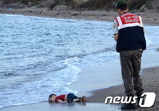 지난 2015년 9월 2일 보드럼 해안가에서 전 세계를 경악케 한 세살배기 시리아 난민 아이 '아일란 쿠르디'(본명 알란 셰누)의 싸늘한 주검이 떠올랐다. /뉴스1DB © AFP=뉴스1