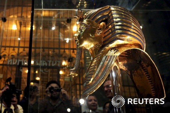 16일 (현지시간) 카이로에 있는 이집트 박물관 유리 상자 안에 최근 복원작업이 끝난 고대 이집트 파라오 투탕카멘의 황금 마스크가 전시되어 있다. © 로이터=뉴스1 © News1 우동명 기자