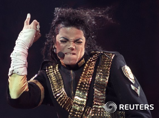 팝 슈퍼스타 마이클 잭슨이 1993년 브라질 상파울루의 콘서트에서 공연하는 모습.이다. © 로이터=뉴스1 © News1 우동명 기자