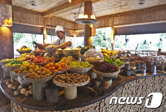 풀사이드에 있는 '더 다이닝 룸 '레스토랑은 태국 요리 전문으로 아침, 점심, 저녁 식사를 모두 제공한다. 사진 제공/ 허니문리조트 © News1 travel