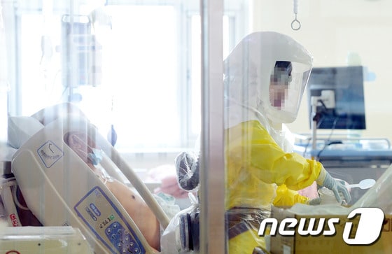 6월 19일 오전 서울 중구 국립중앙의료원 음압시설이 갖춰진 중환자실에서 의료진이 메르스 환자를 돌보고 있다.5월 20일 국내에 첫 메르스 확진자가 발생했다.  2015.12.21/뉴스1 © News1 민경석 기자