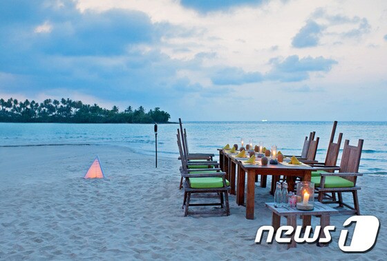 탁 트인 바다를 바라보면서 낭만적인 식사를 할 수 있는 해변에 있는' '비치 레스토랑'에서는 점심과 저녁 식사를 제공한다.© News1 travel