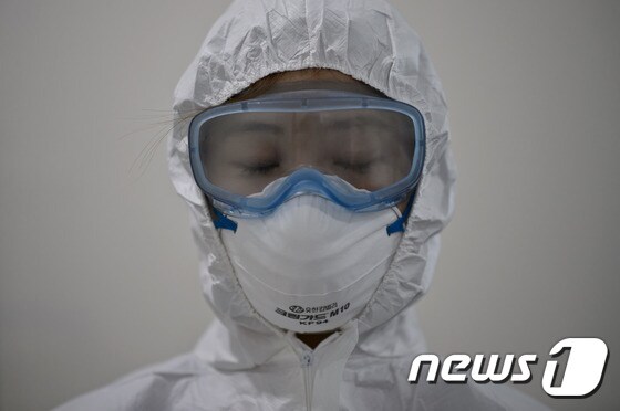 서울 중구 국립중앙의료원에서 지난 6월 10일 의료진이 방호복을 입은 채 메르스(MERS·중동호흡기증후군) 감염환자 입원 병동에 들어가기 위해 기다리고 있다. © AFP=뉴스1